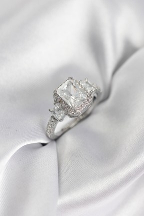 Gümüş Renk Kare Baget Zirkon Taşlı Tek Taş Model Kadın Yüzük Gümüş Renk Kare Baget Zirkon Taşlı Tek Taş Model Kadın Yüzük