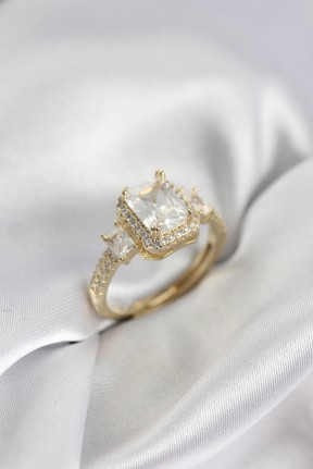 Gold Renk Kare Baget Zirkon Taşlı Tek Taş Model Kadın Yüzük Gold Renk Kare Baget Zirkon Taşlı Tek Taş Model Kadın Yüzük