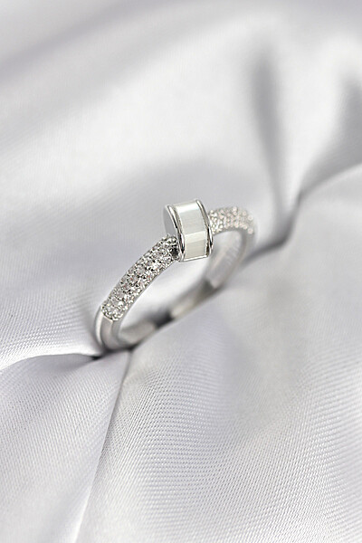 Zirkon Taşlı Sedefli Gümüş Renk Kadın Yüzük Zirkon Taşlı Sedefli Gümüş Renk Kadın Yüzük