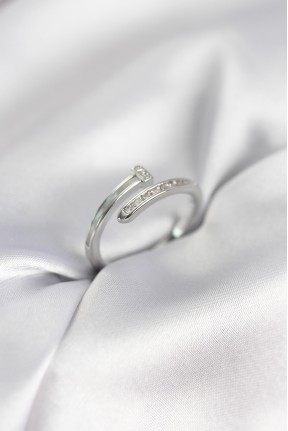 Zirkon Taşlı Gümüş Renk Yassı çivi Model Kadın Yüzük