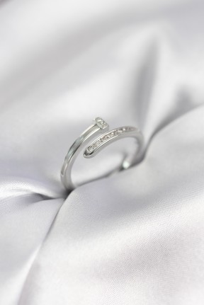 Zirkon Taşlı Gümüş Renk Yassı çivi Model Kadın Yüzük Zirkon Taşlı Gümüş Renk Yassı çivi Model Kadın Yüzük