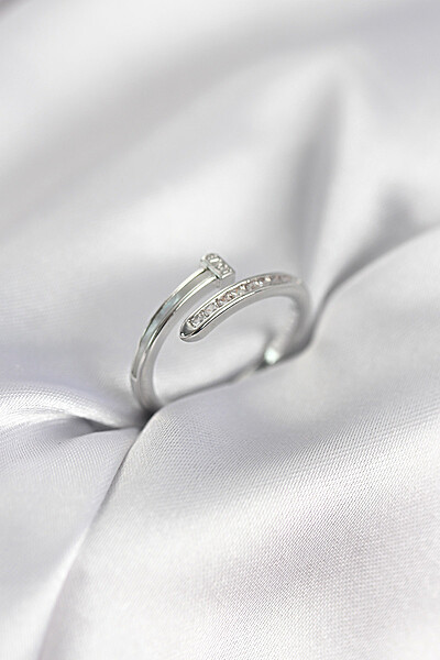 Zirkon Taşlı Gümüş Renk Yassı çivi Model Kadın Yüzük