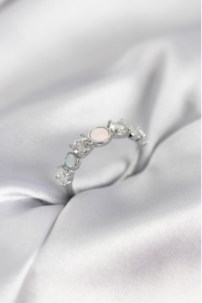 Gümüş Renk Minimal Plaka Ve Zirkon Taşlı Kadın Yüzük Gümüş Renk Minimal Plaka Ve Zirkon Taşlı Kadın Yüzük