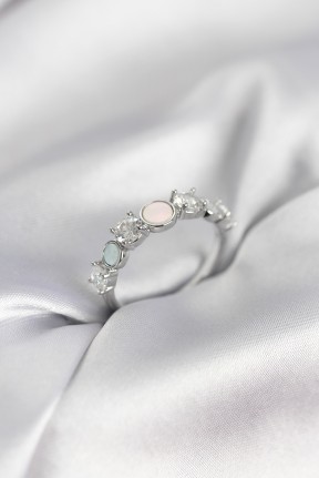 Gümüş Renk Minimal Plaka Ve Zirkon Taşlı Kadın Yüzük Gümüş Renk Minimal Plaka Ve Zirkon Taşlı Kadın Yüzük