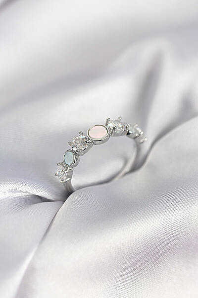 Gümüş Renk Minimal Plaka Ve Zirkon Taşlı Kadın Yüzük Gümüş Renk Minimal Plaka Ve Zirkon Taşlı Kadın Yüzük