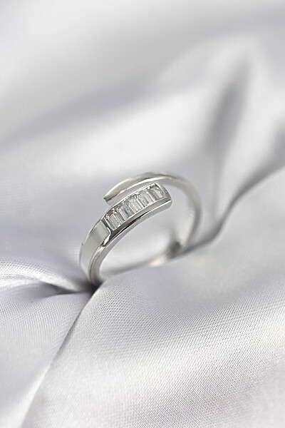 Baget Zirkon Taşlı Gümüş Renk Kadın Yüzük