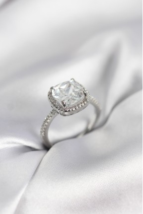 Kare Tek Taş Model Zirkon Taşlı Gümüş Renk Kadın Yüzük Kare Tek Taş Model Zirkon Taşlı Gümüş Renk Kadın Yüzük