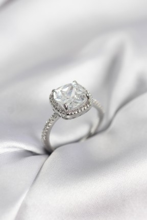 Kare Tek Taş Model Zirkon Taşlı Gümüş Renk Kadın Yüzük Kare Tek Taş Model Zirkon Taşlı Gümüş Renk Kadın Yüzük