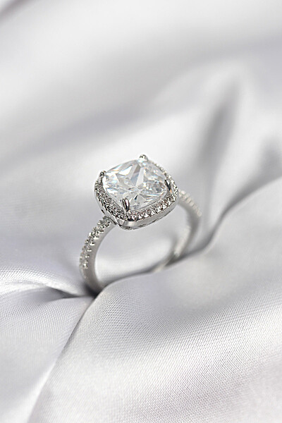 Kare Tek Taş Model Zirkon Taşlı Gümüş Renk Kadın Yüzük Kare Tek Taş Model Zirkon Taşlı Gümüş Renk Kadın Yüzük