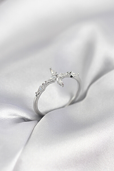 Yıldız Model Zirkon Taşlı Gümüş Renk Kadın Yüzük