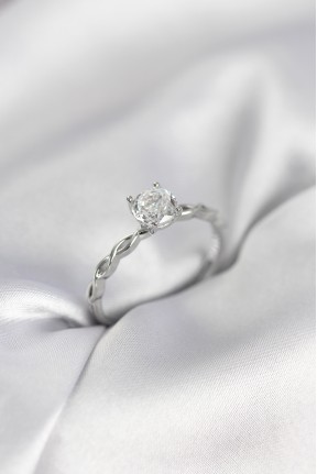 Gümüş Renk Sarmal Zincir Model Tek Taş Model Zirkon Taşlı Kadın Yüzük Gümüş Renk Sarmal Zincir Model Tek Taş Model Zirkon Taşlı Kadın Yüzük