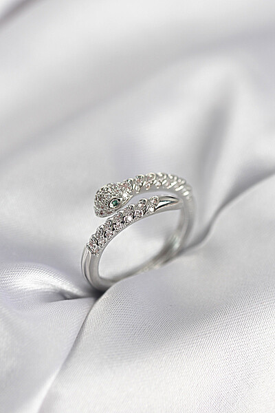 Yılan Model Gümüş Renk Zirkon Taşlı Kadın Yüzük Yılan Model Gümüş Renk Zirkon Taşlı Kadın Yüzük