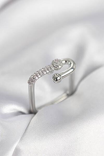 Gümüş Renk Zirkon Taşlı Tifani Model Kare Kadın Yüzük Gümüş Renk Zirkon Taşlı Tifani Model Kare Kadın Yüzük