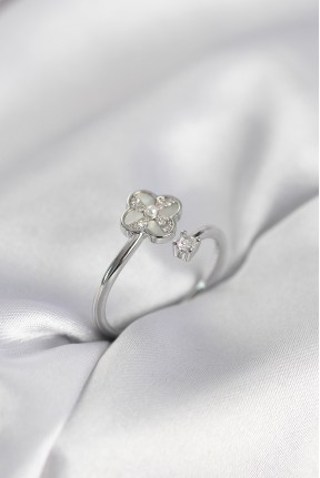 Gümüş Renk Zirkon Taşlı Yonca Model Kadın Yüzük Gümüş Renk Zirkon Taşlı Yonca Model Kadın Yüzük