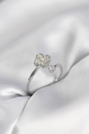 Gümüş Renk Zirkon Taşlı Yonca Model Kadın Yüzük Gümüş Renk Zirkon Taşlı Yonca Model Kadın Yüzük