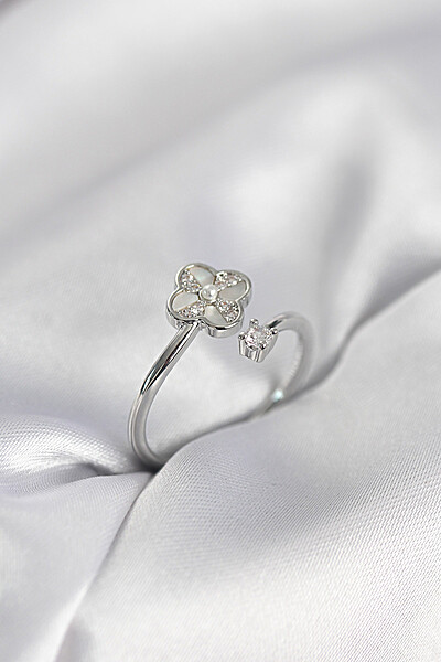 Gümüş Renk Zirkon Taşlı Yonca Model Kadın Yüzük Gümüş Renk Zirkon Taşlı Yonca Model Kadın Yüzük