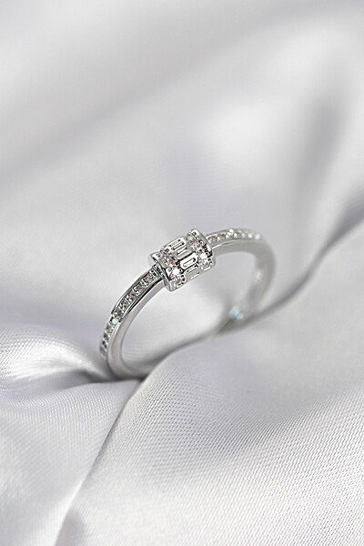 Zirkon Taşlı Gümüş Renk Pirinç Kadın Yüzük