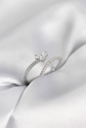 Gümüş Renk Zirkon Taşlı Kuyruklu Kalp Model Kadın Yüzük Gümüş Renk Zirkon Taşlı Kuyruklu Kalp Model Kadın Yüzük