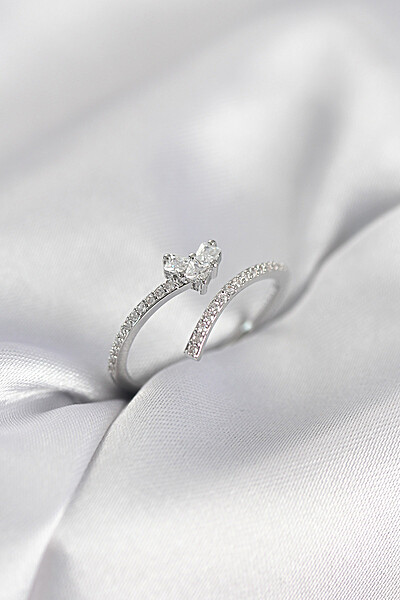 Gümüş Renk Zirkon Taşlı Kuyruklu Kalp Model Kadın Yüzük Gümüş Renk Zirkon Taşlı Kuyruklu Kalp Model Kadın Yüzük