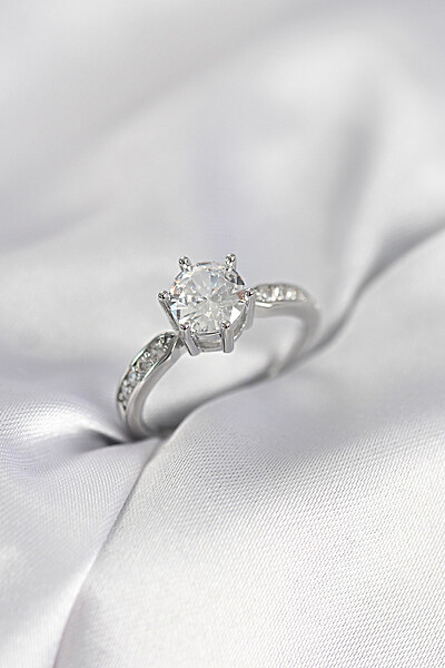 Zirkon Taşlı Tek Taş Model Gümüş Renk Kadın Yüzük