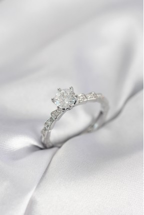 Gümüş Renk Zirkon Taşlı Tek Taş Model Kadın Yüzük Gümüş Renk Zirkon Taşlı Tek Taş Model Kadın Yüzük