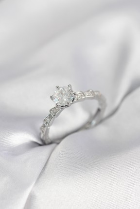 Gümüş Renk Zirkon Taşlı Tek Taş Model Kadın Yüzük Gümüş Renk Zirkon Taşlı Tek Taş Model Kadın Yüzük