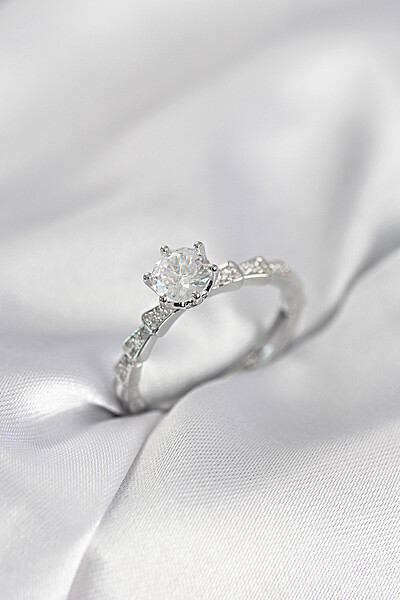 Gümüş Renk Zirkon Taşlı Tek Taş Model Kadın Yüzük Gümüş Renk Zirkon Taşlı Tek Taş Model Kadın Yüzük