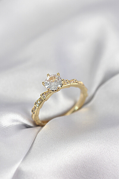 Gold Renk Zirkon Taşlı Tek Taş Model Kadın Yüzük Gold Renk Zirkon Taşlı Tek Taş Model Kadın Yüzük