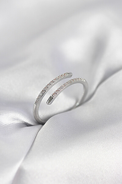 Gümüş Renk Yılan Kuyruk Model Zirkon Taşlı Kadın Yüzük