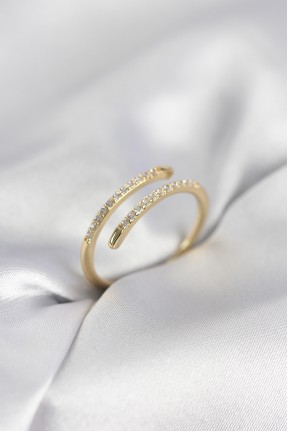 Gold Renk Yılan Kuyruk Model Zirkon Taşlı Kadın Yüzük