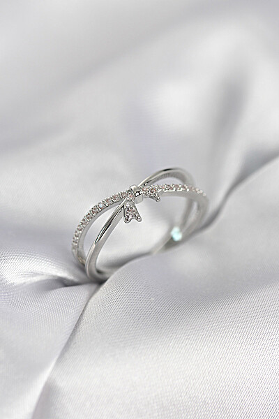 Gümüş Renk Zirkon Taşlı Fiyonk Model Kadın Yüzük Gümüş Renk Zirkon Taşlı Fiyonk Model Kadın Yüzük