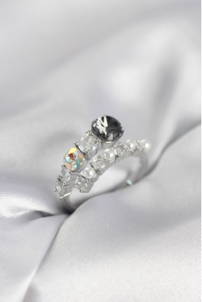 Gümüş Renk Pirinç Zirkon Taşlı İncili Kadın Yüzük Gümüş Renk Pirinç Zirkon Taşlı İncili Kadın Yüzük