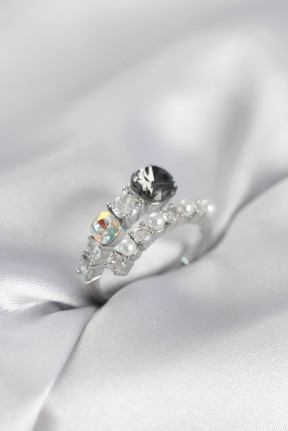 Gümüş Renk Pirinç Zirkon Taşlı İncili Kadın Yüzük Gümüş Renk Pirinç Zirkon Taşlı İncili Kadın Yüzük