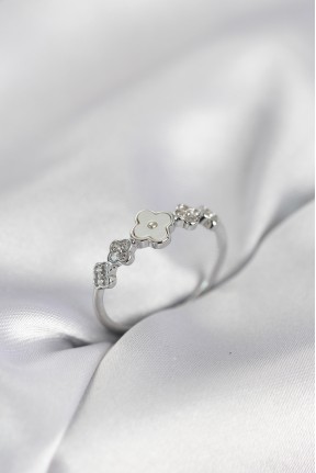 Gümüş Renk Minimal Yonca Ve Zirkon Taşlı Kadın Yüzük Gümüş Renk Minimal Yonca Ve Zirkon Taşlı Kadın Yüzük