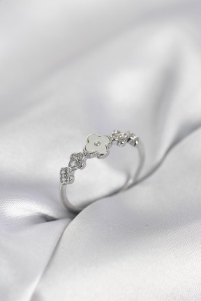 Gümüş Renk Minimal Yonca Ve Zirkon Taşlı Kadın Yüzük Gümüş Renk Minimal Yonca Ve Zirkon Taşlı Kadın Yüzük