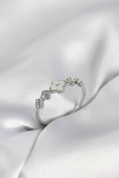 Gümüş Renk Minimal Yonca Ve Zirkon Taşlı Kadın Yüzük Gümüş Renk Minimal Yonca Ve Zirkon Taşlı Kadın Yüzük