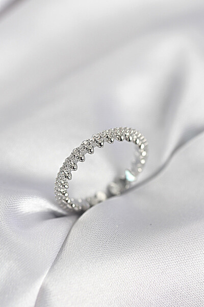 Gümüş Renk Sıralı Zirkon Taşlı Model Kadın Yüzük Gümüş Renk Sıralı Zirkon Taşlı Model Kadın Yüzük