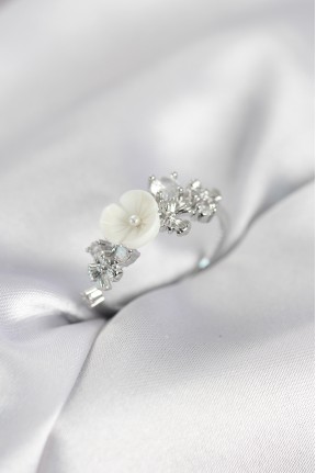 Gümüş Renk Pirinç çiçek Model Zirkon Taşlı Kadın Yüzük Gümüş Renk Pirinç çiçek Model Zirkon Taşlı Kadın Yüzük