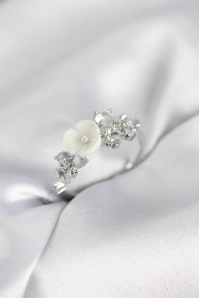 Gümüş Renk Pirinç çiçek Model Zirkon Taşlı Kadın Yüzük Gümüş Renk Pirinç çiçek Model Zirkon Taşlı Kadın Yüzük