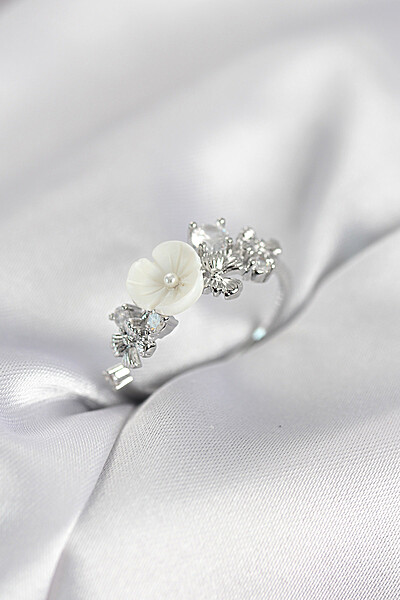 Gümüş Renk Pirinç çiçek Model Zirkon Taşlı Kadın Yüzük Gümüş Renk Pirinç çiçek Model Zirkon Taşlı Kadın Yüzük