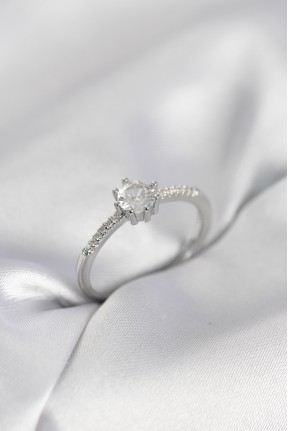 Tek Taş Model Gümüş Renk Zirkon Taşlı Kadın Yüzük