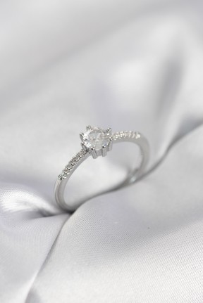 Tek Taş Model Gümüş Renk Zirkon Taşlı Kadın Yüzük Tek Taş Model Gümüş Renk Zirkon Taşlı Kadın Yüzük