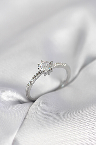 Tek Taş Model Gümüş Renk Zirkon Taşlı Kadın Yüzük