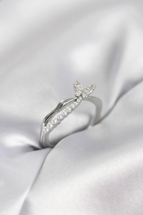 Gümüş Renk Kuyruklu Kelebek Model İncili Kadın Yüzük Gümüş Renk Kuyruklu Kelebek Model İncili Kadın Yüzük