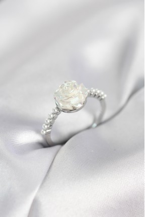 Gümüş Renk Gül Model İncili Kadın Yüzük Gümüş Renk Gül Model İncili Kadın Yüzük