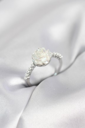 Gümüş Renk Gül Model İncili Kadın Yüzük Gümüş Renk Gül Model İncili Kadın Yüzük