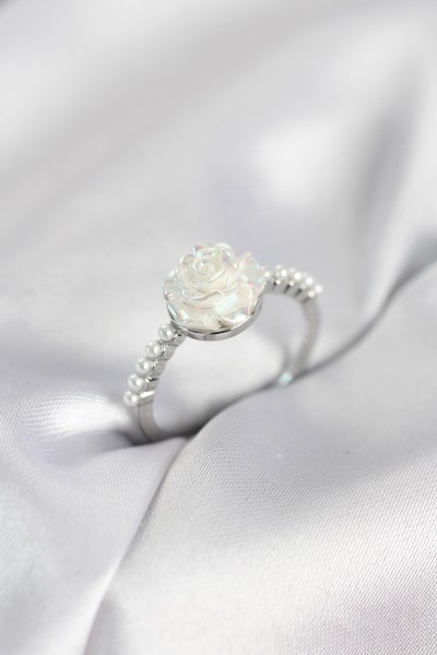 Gümüş Renk Gül Model İncili Kadın Yüzük Gümüş Renk Gül Model İncili Kadın Yüzük