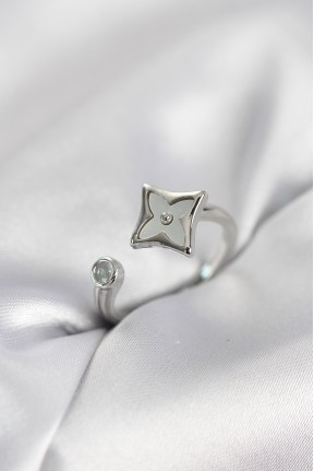 Gümüş Renk Köşeli Yonca Model Zirkon Taşlı Kadın Yüzük Gümüş Renk Köşeli Yonca Model Zirkon Taşlı Kadın Yüzük