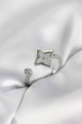 Gümüş Renk Köşeli Yonca Model Zirkon Taşlı Kadın Yüzük Gümüş Renk Köşeli Yonca Model Zirkon Taşlı Kadın Yüzük