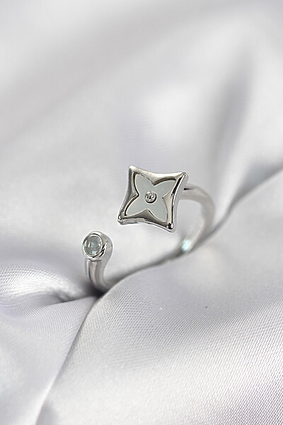 Gümüş Renk Köşeli Yonca Model Zirkon Taşlı Kadın Yüzük Gümüş Renk Köşeli Yonca Model Zirkon Taşlı Kadın Yüzük